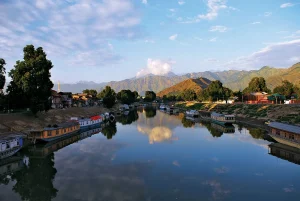 Jhelum River Srinagar for Kashmir tour package