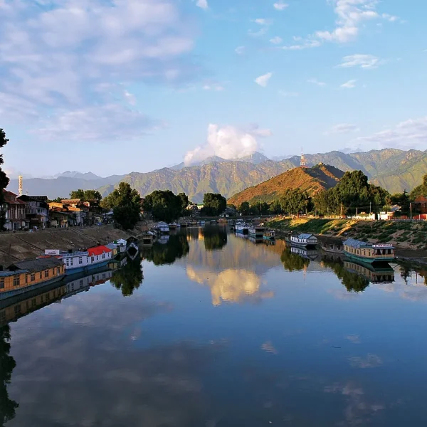 Jhelum River Srinagar for Kashmir tour package