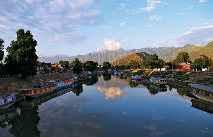 Jhelum River Srinagar for Kashmir tour package