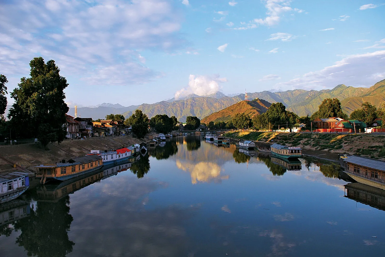 Jhelum River Srinagar for Kashmir tour package